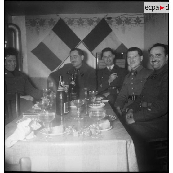 Photographie de groupe d'officiers de la 2e armée lors d'une popotte.