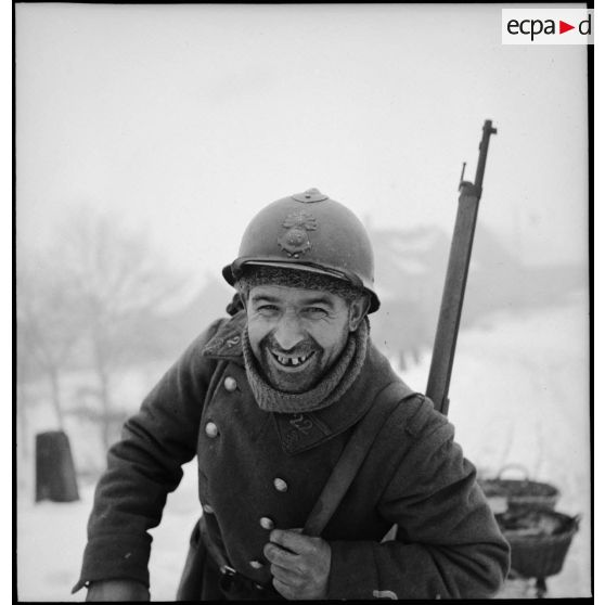 Portrait d'un marsouin de la 2e armée dans un paysage enneigé.