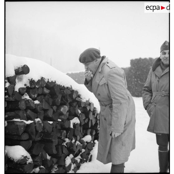 Plan américain d'un militaire de la 2e armée qui mange de la neige.