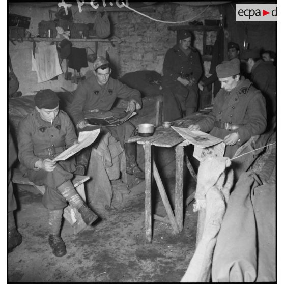 Des soldats de la 2e armée lisent dans leur baraquement.