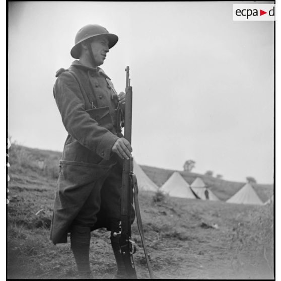 Une sentinelle de la 2e armée est photographiée en pied alors qu'elle garde le cantonnement.