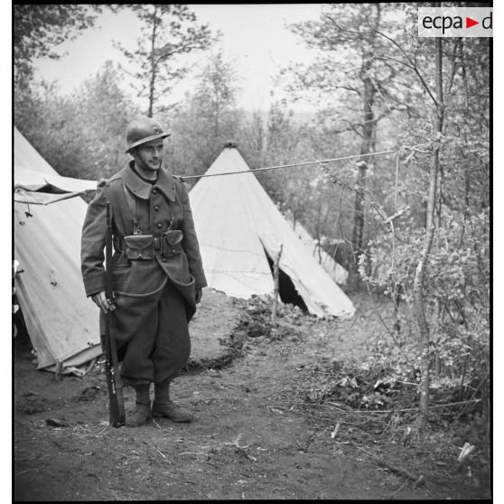 Une sentinelle de la 2e armée est photographiée en pied alors qu'elle garde le cantonnement.