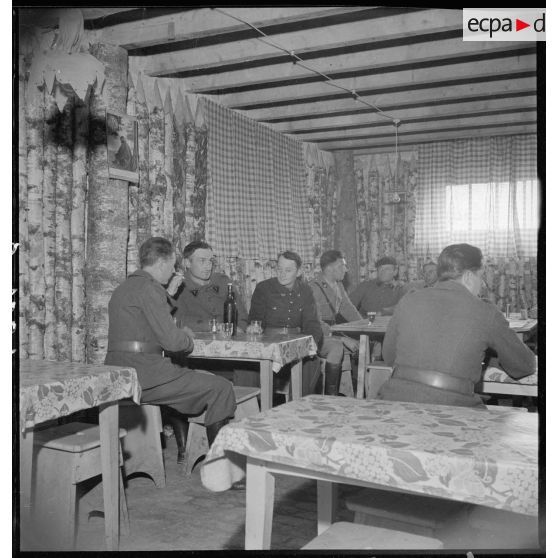 Des soldats de la 2e armée se détendent dans un foyer.