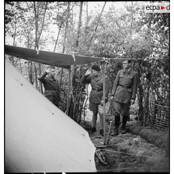 Lors d'une revue de cantonnement un lieutenant de la 2e armée se prépare à rentrer dans une tente.