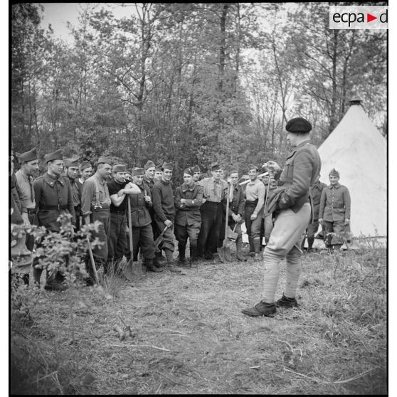 Au matin avant une corvée, rassemblement des soldats de la 2e armée dans le cantonnement.