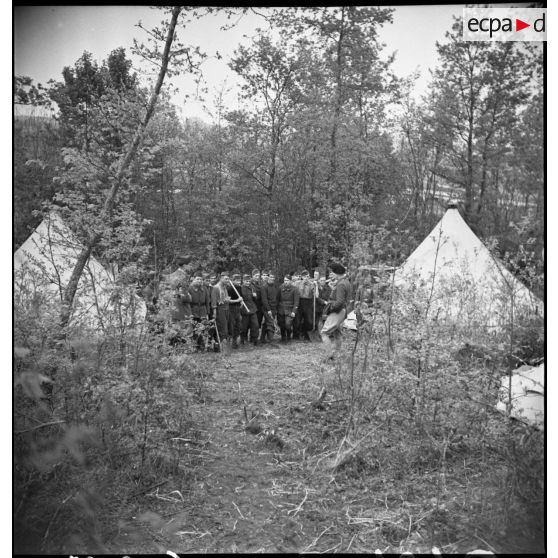 Au matin avant une corvée, rassemblement des soldats de la 2e armée dans le cantonnement.