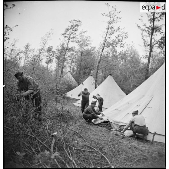 Dans le cantonnement des soldats de la 2e armée montent des tentes circulaires.