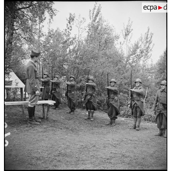 Dans le cantonnement au matin, un lieutenant de la 2e armée passe en revue les soldats de sa section.