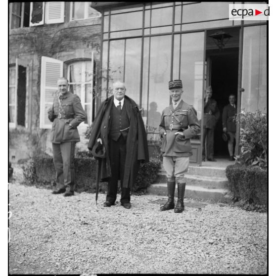 Photographie de groupe d'autorités civiles et militaires dont le général d'armée Huntziger.