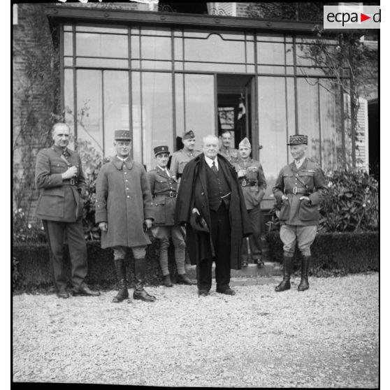 Photographie de groupe d'autorités civiles et militaires dont le général d'armée Huntziger.