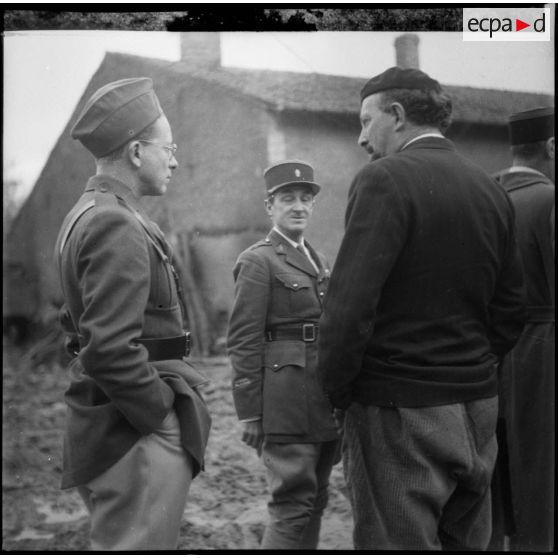 Photographie de groupe d'officiers français de la 2e armée près d'un poste de tir de DCA.