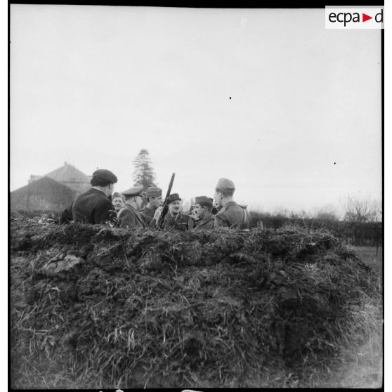 Photographie de groupe d'officiers français de la 2e armée près d'un poste de tir de DCA.