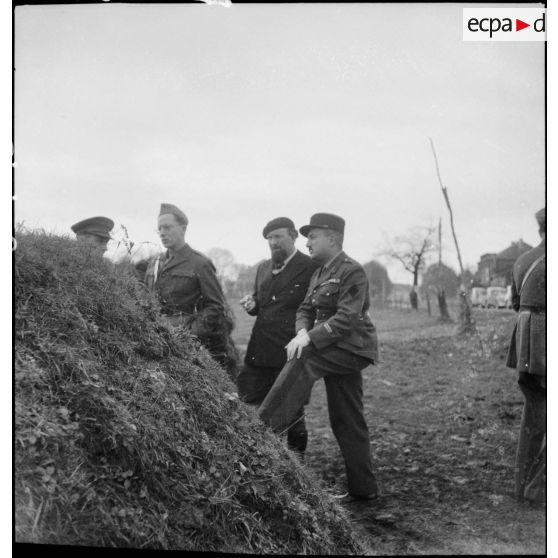 Photographie de groupe d'officiers français de la 2e armée près d'un poste de tir de DCA.