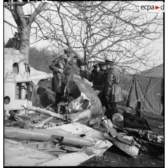 Plan général de personnels de l'armée de l'air qui inspectent l'épave d'un Dornier Do-17.