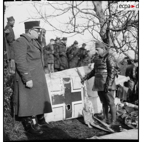 Des soldats de la 2e armée sont photographiés près des restes d'un avion allemand abattu.