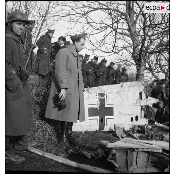 Des soldats de la 2e armée sont photographiés près des restes d'un avion allemand abattu.