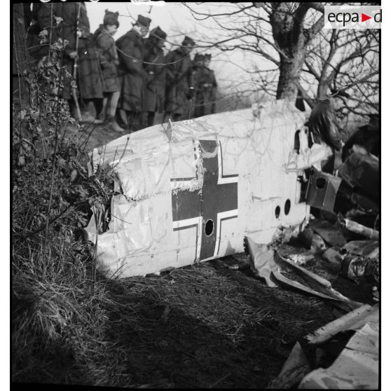 Des soldats de la 2e armée sont photographiés près des restes d'un avion allemand abattu.