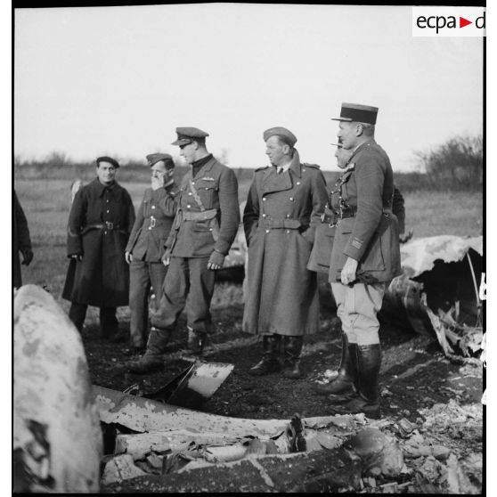 Photographie de groupe de soldats de la 2e armée et d'un pilote de l'armée de l'air britannique.