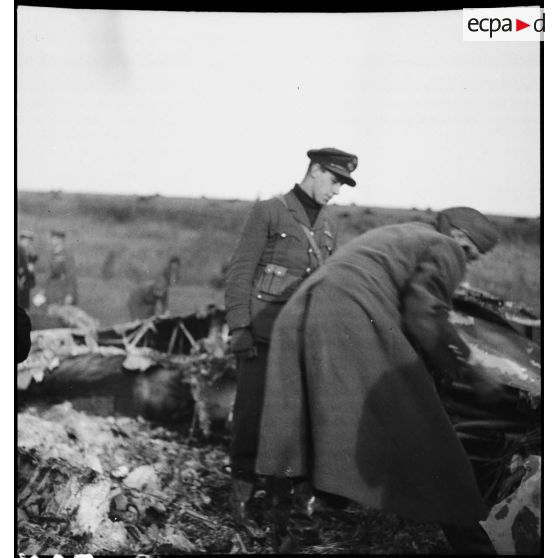 Photographie de groupe de soldats de la 2e armée et d'un pilote de l'armée de l'air britannique.