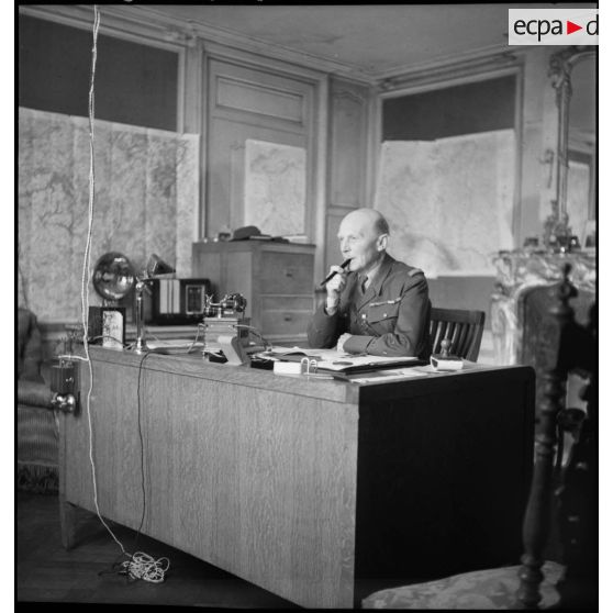 Portrait du général d'armée Huntziger, commandant la 2e armée, au travail dans son bureau.