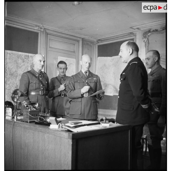 Portrait du général d'armée Huntziger, commandant la 2e armée, au travail dans son bureau.