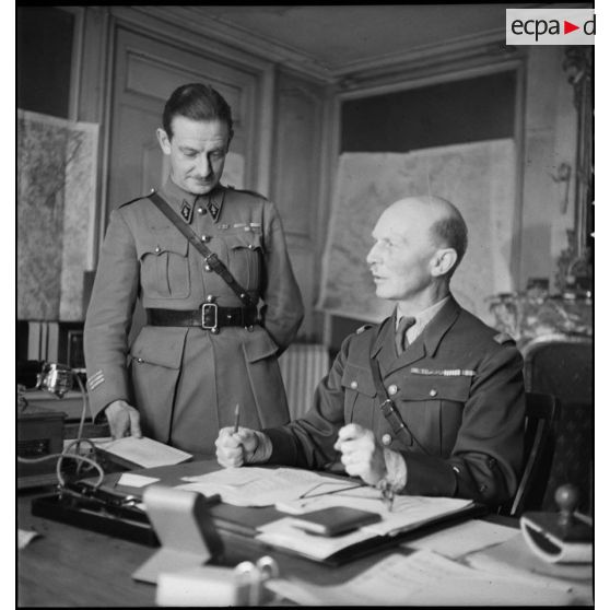 Portrait du général d'armée Huntziger, commandant la 2e armée, au travail dans son bureau.