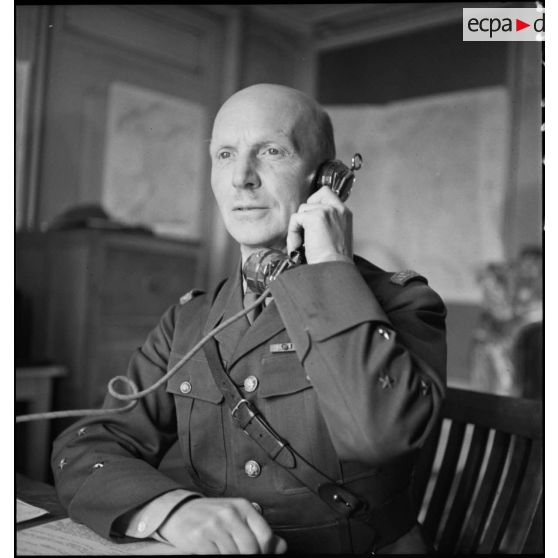 Portraits du général d'armée Huntziger, commandant la 2e armée, au téléphone dans son bureau.