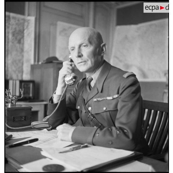 Portraits du général d'armée Huntziger, commandant la 2e armée, au téléphone dans son bureau.