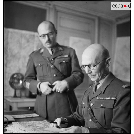 Portrait du général d'armée Huntziger, commandant la 2e armée, au travail dans son bureau.