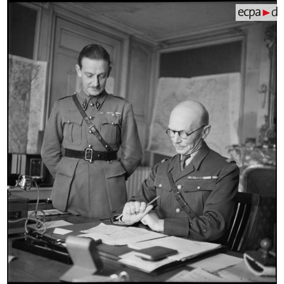 Portrait du général d'armée Huntziger, commandant la 2e armée, au travail dans son bureau.