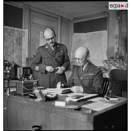 Portrait du général d'armée Huntziger, commandant la 2e armée, au travail dans son bureau.