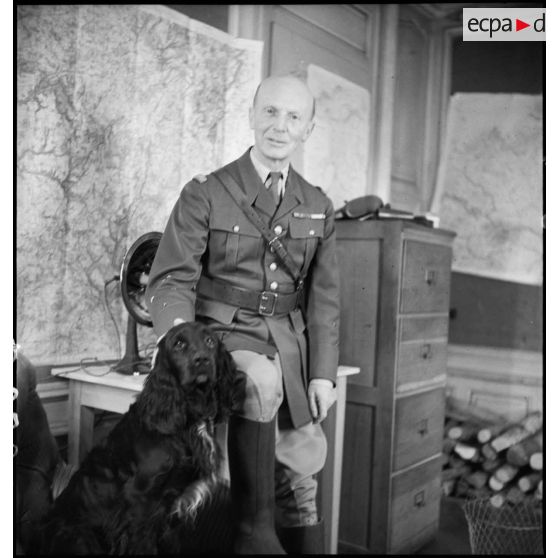 Portrait du général d'armée Huntziger, commandant la 2e armée, au travail dans son bureau.