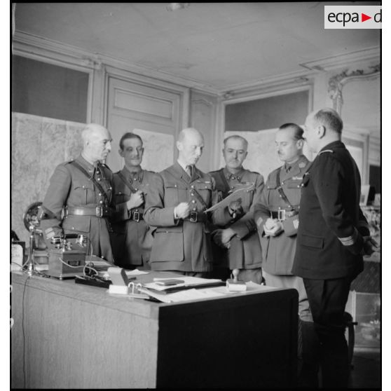 Portrait du général d'armée Huntziger, commandant la 2e armée, au travail dans son bureau.