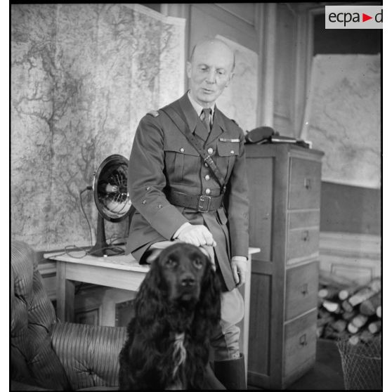 Portrait du général d'armée Huntziger, commandant la 2e armée, au travail dans son bureau.