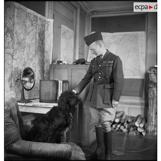 Portrait du général d'armée Huntziger, commandant la 2e armée, au travail dans son bureau.