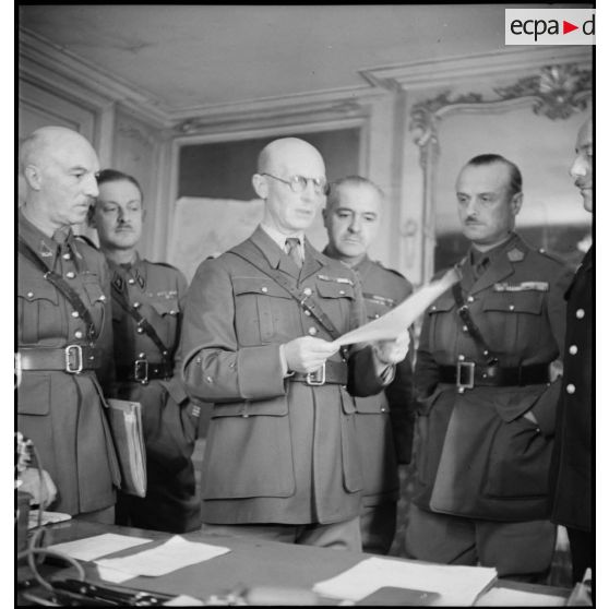 Portrait du général d'armée Huntziger, commandant la 2e armée, au travail dans son bureau.