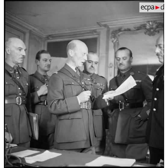 Portrait du général d'armée Huntziger, commandant la 2e armée, au travail dans son bureau.