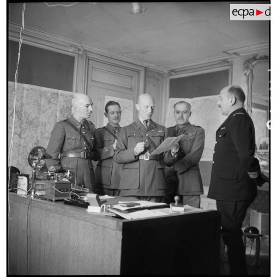 Portrait du général d'armée Huntziger, commandant la 2e armée, au travail dans son bureau.