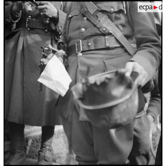 Un officier du 151e RI présente un casque allemand modèle 1935.