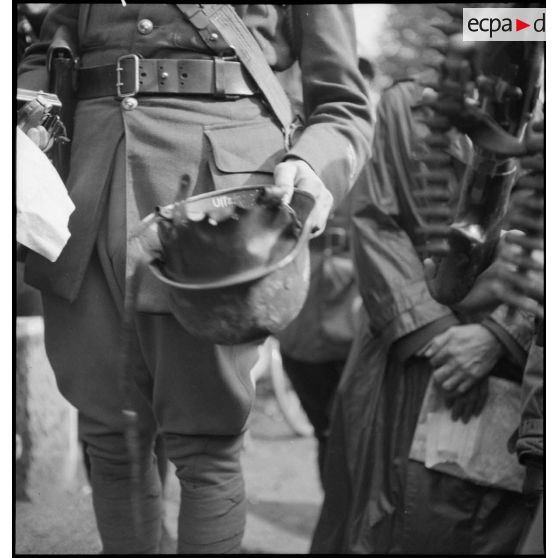 Un officier du 151e RI présente un casque allemand modèle 1935.