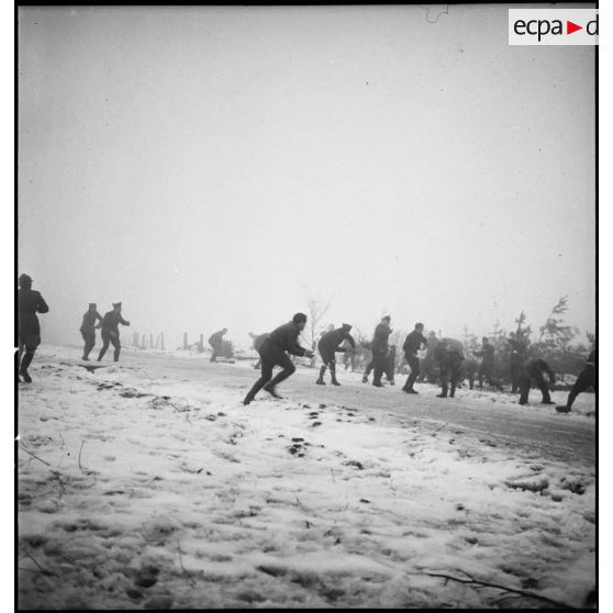 Plan général d'artilleurs du 402e RAAA qui font une bataille de boules de neige.