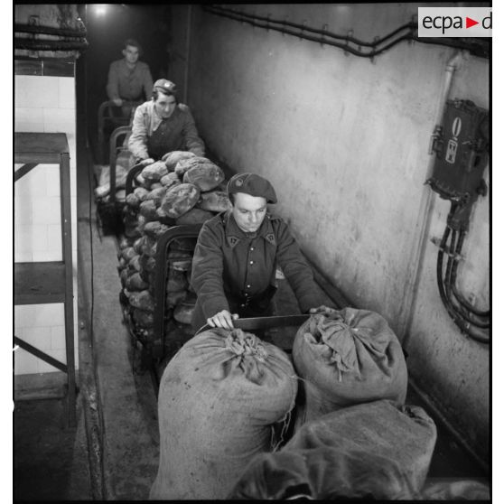 Des soldats du 155e RIF et peut-être du 17e RA poussent des chariots de pains dans un couloir de l'ouvrage de Velosnes.