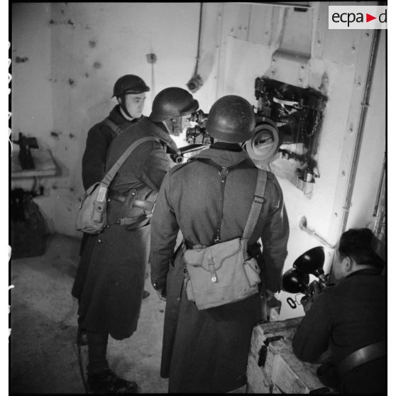 Trois soldats servent des mitrailleuses Reibel modèle 31 jumelées dans l'ouvrage de Velosnes.