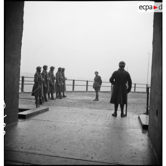 Des soldats du 155e RIF sont rassemblés à l'extérieur de l'ouvrage de Velosnes.