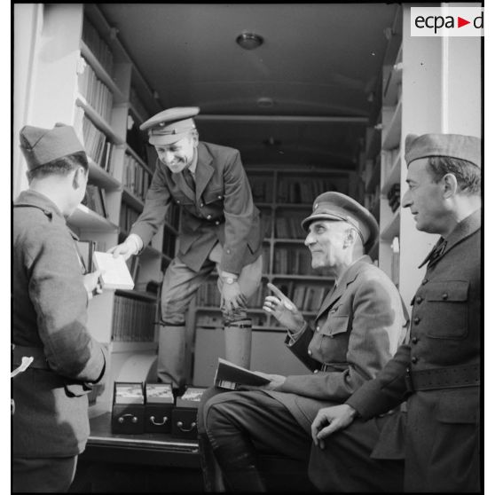 Des soldats de la 2e armée perçoivent des livres dans un camion-bibliothèque.