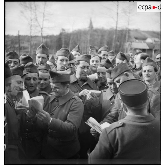 Photographie de groupe de soldats de la 2e armée.