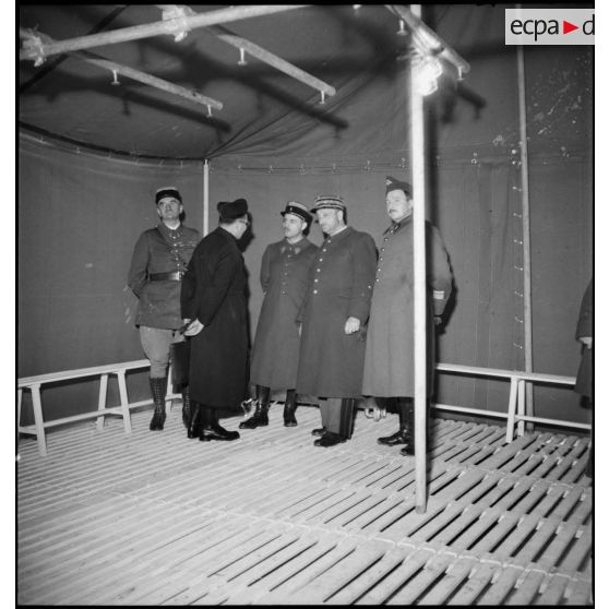 Photographie de groupe d'officiers de la 2e armée lors de l'inauguration du camion-douche.