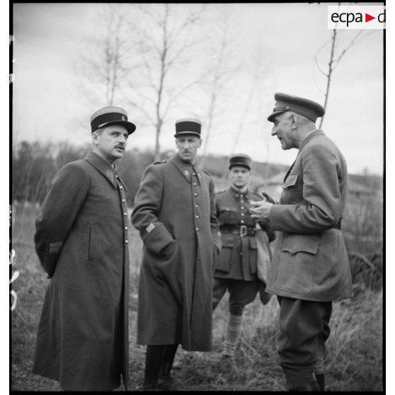 Photographie de groupe d'officiers de la 2e armée, dont un colonel des troupes coloniales.