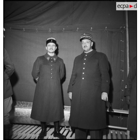 Photographie de groupe d'officiers de la 2e armée lors de l'inauguration du camion-douche.