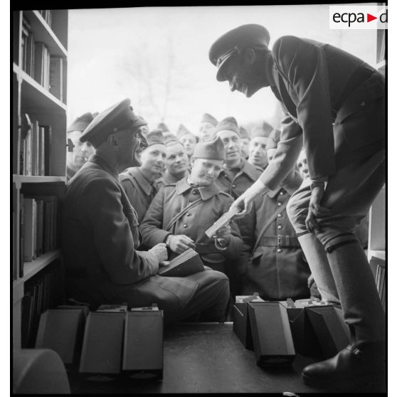 Des soldats de la 2e armée perçoivent des livres dans un camion-bibliothèque.